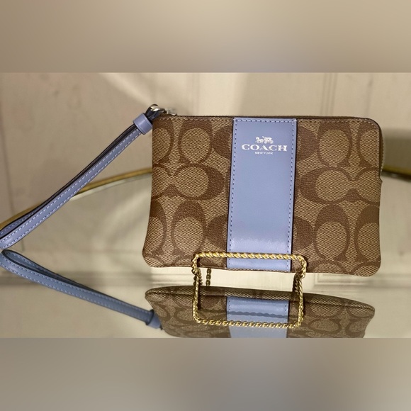 🚨COACH: NEVER USED! | Corner Zip Wristlet - Picture 3 of 11